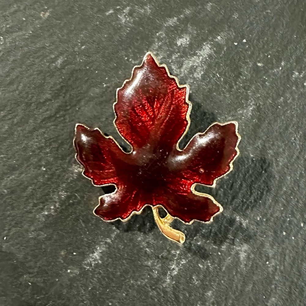 VINTAGE GOLD TONE RED ENAMEL MAPLE LEAF LEAVES VEINS BROOCH PIN  2" BOUGIE FUN